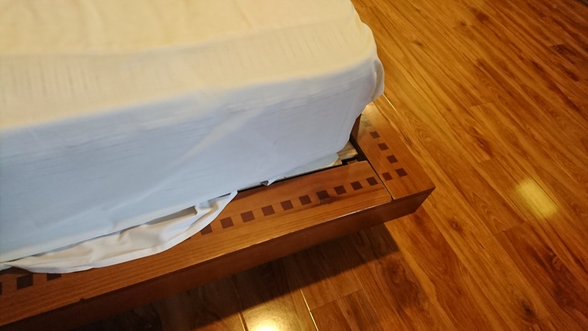 ベッドの脇の木枠がはみ出ているところ