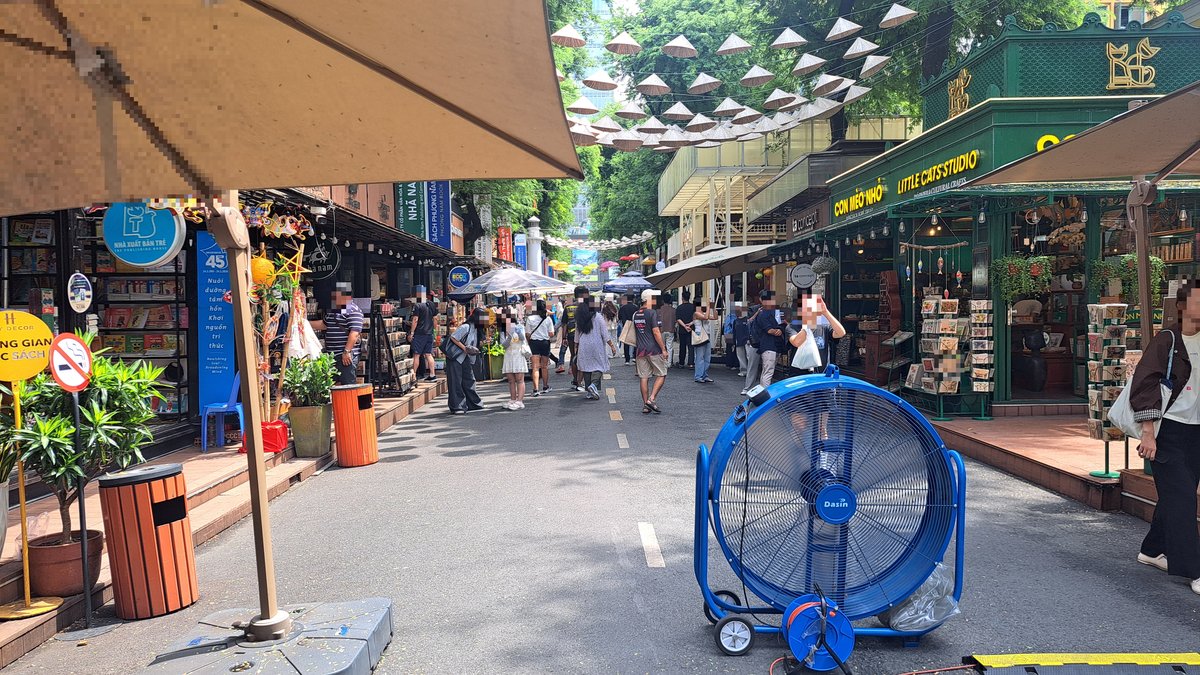ホーチミン・ブックストリートの並木道と本屋