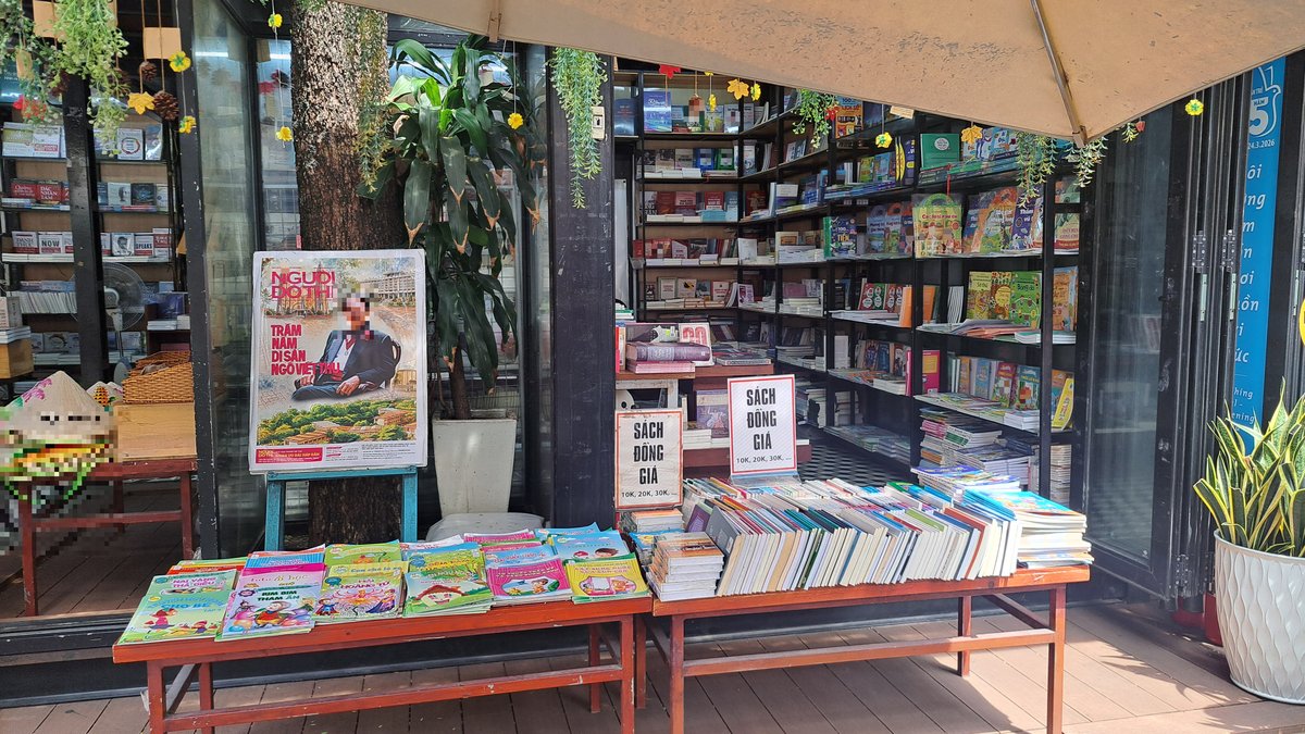 ブックストリートの屋外に並ぶ本の売り台