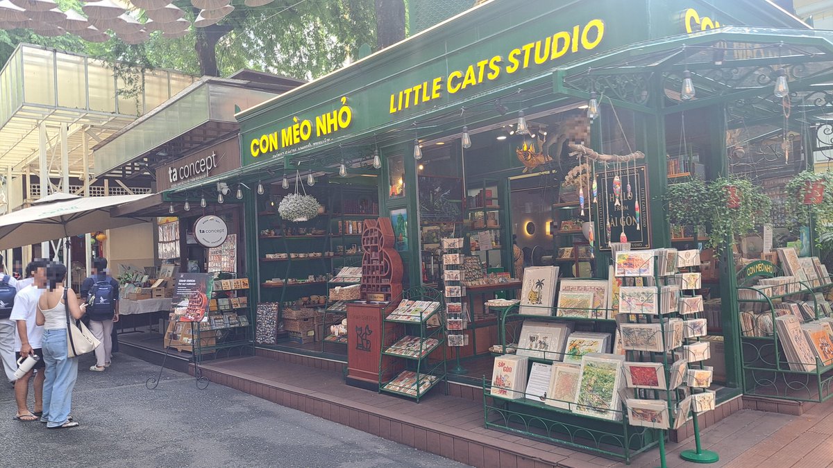 ブックストリートの雑貨店とノンラーの装飾