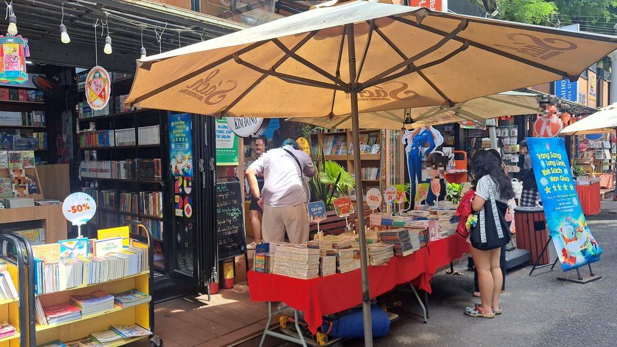 ブックストリートの屋外書店とセールの本