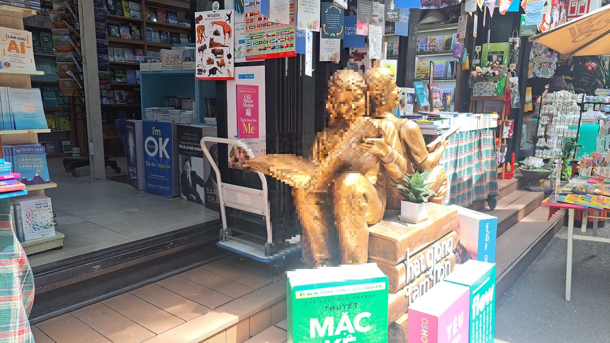 ブックストリートの本屋前にある読書の像