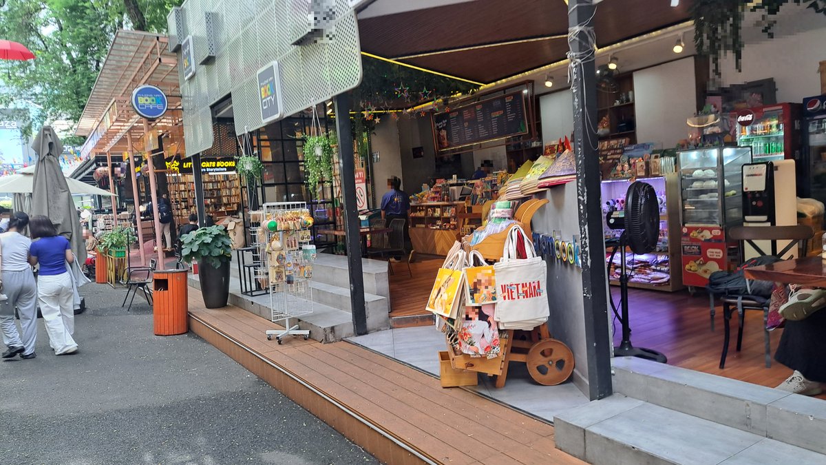 ブックストリートのブックカフェとお店