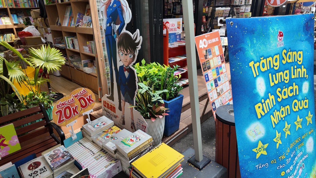 ブックストリートの漫画・児童書コーナー