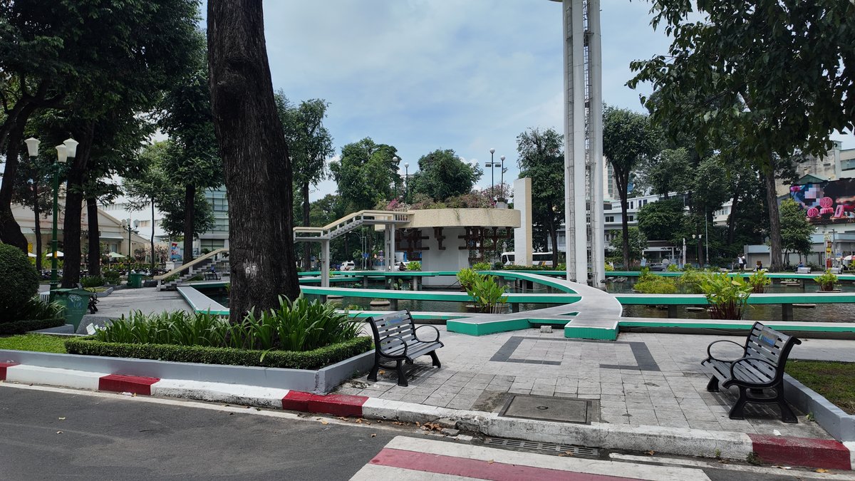 亀池の木陰のベンチと池の遊歩道