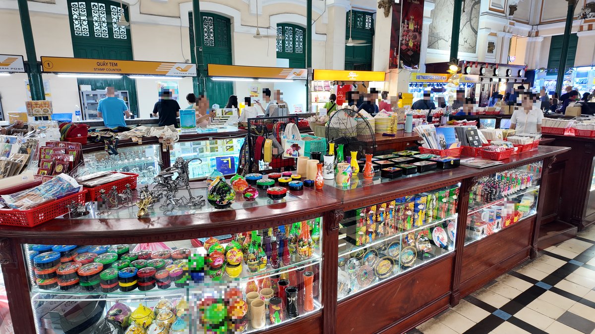 サイゴン中央郵便局のお土産売り場に並ぶベトナム雑貨