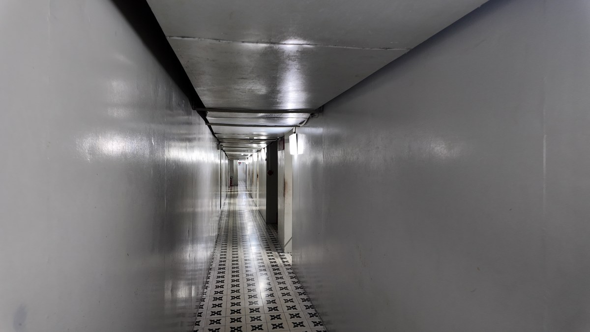 統一会堂地下Bunkerの長い灰色の通路