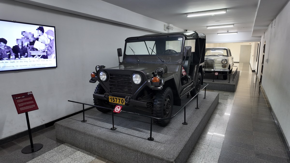 統一会堂の車両ギャラリー(ジープと白いクラシックカー)