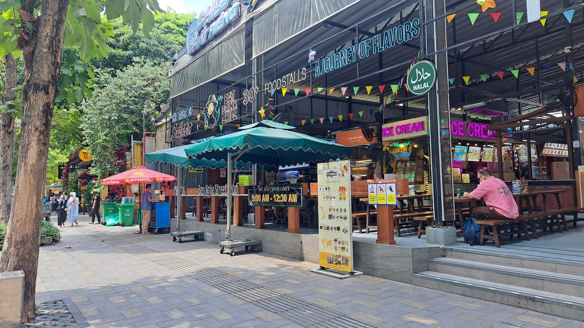Ben Nghe Street Foodの外観と営業時間の掲示