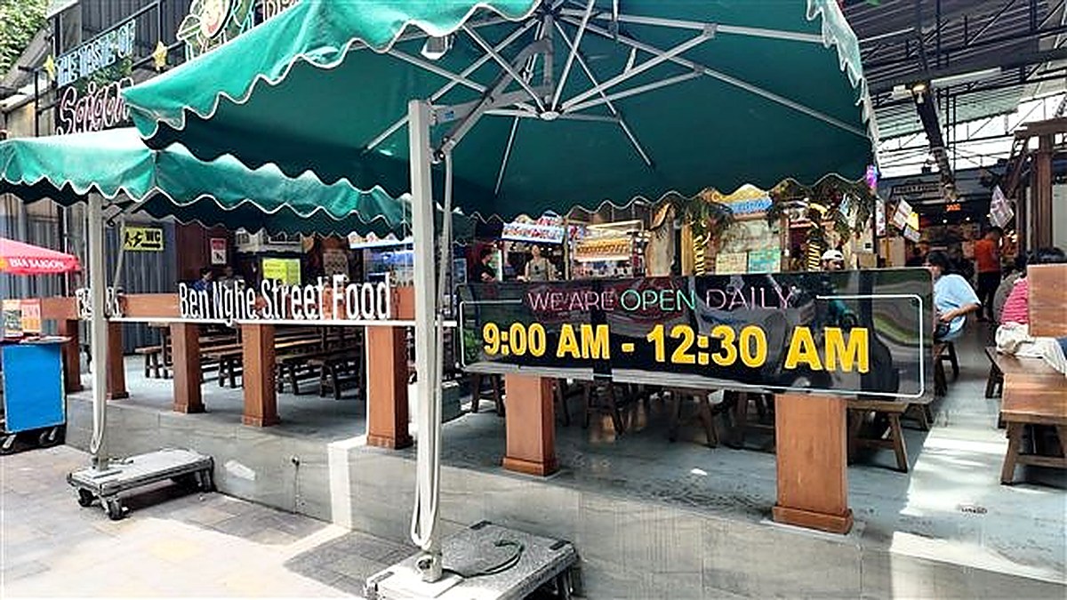 屋外席とOPEN DAILY 9:00–12:30の看板