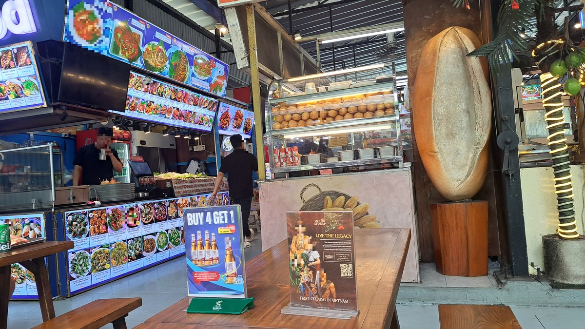 Ben Nghe Street Foodの店内と屋台カウンター