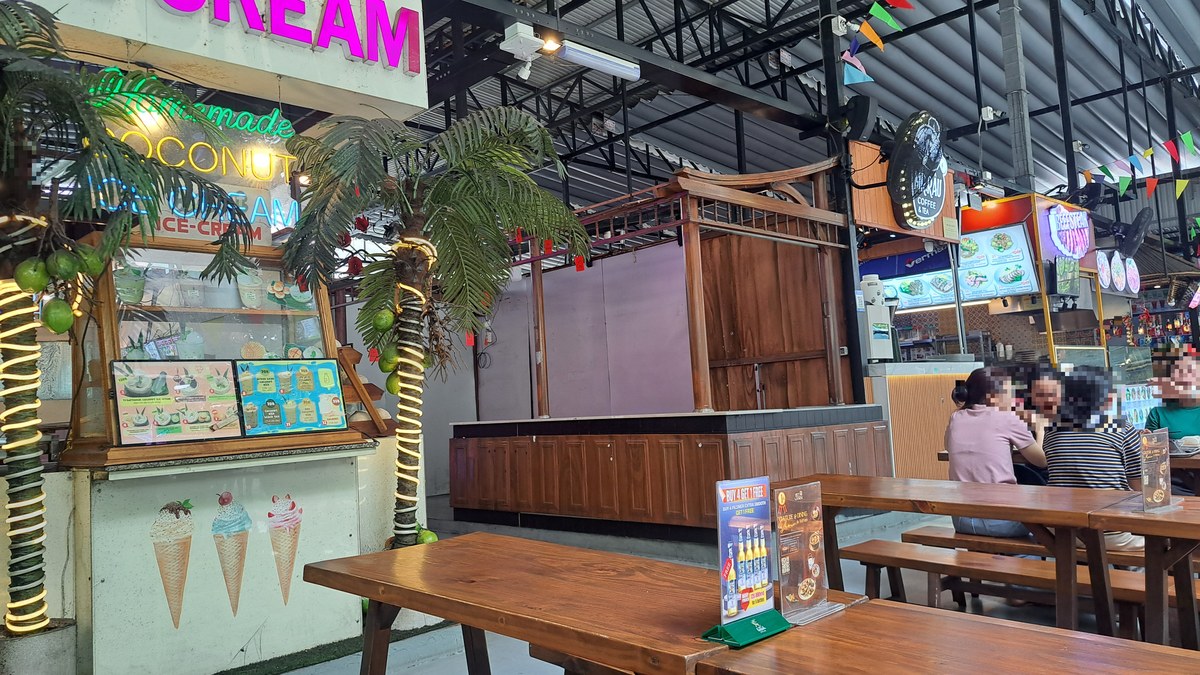 ココナッツアイス屋台と共用テーブルの雰囲気