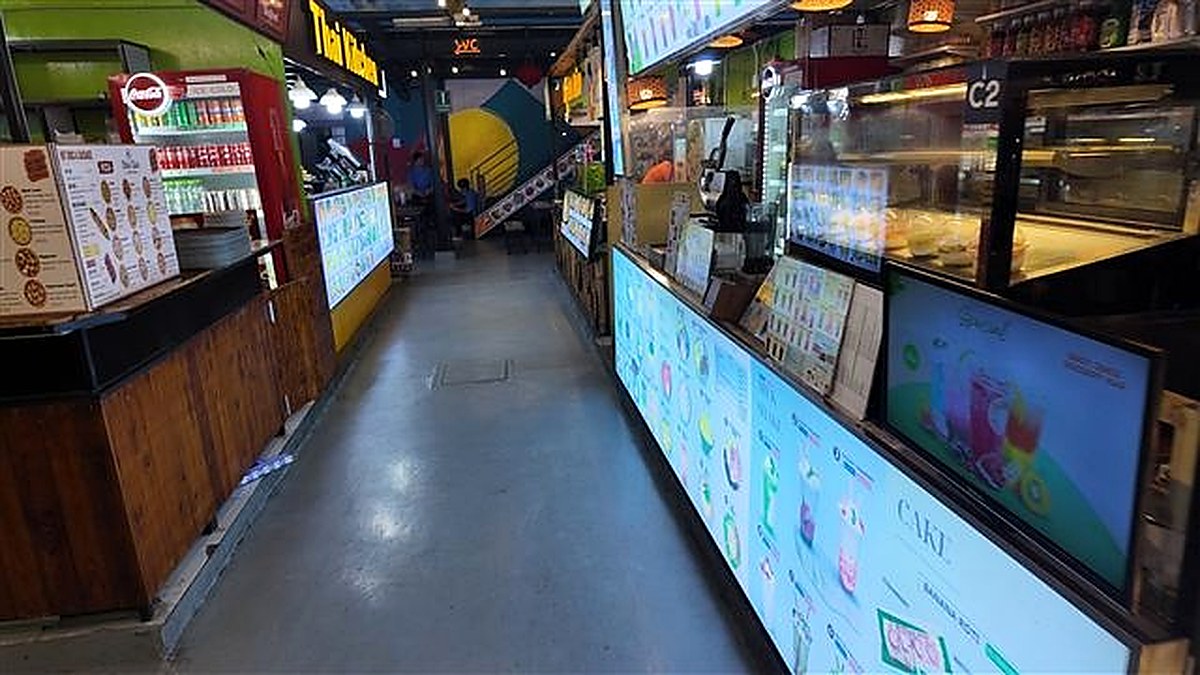 フードコート内の通路と各屋台