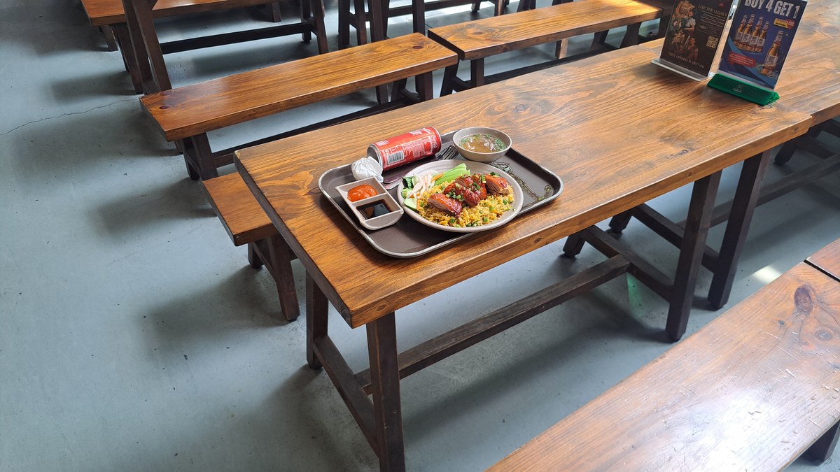共用テーブルでのローストダック炒飯ランチ