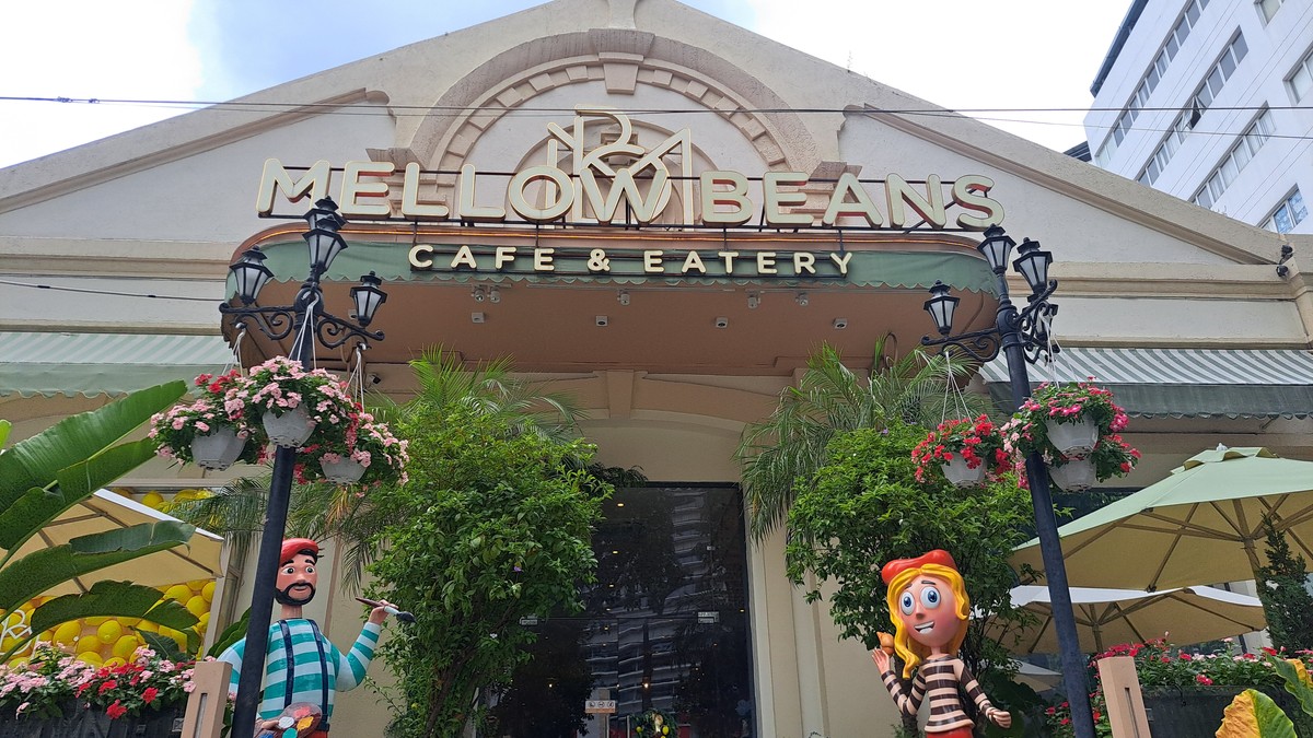 MELLOW BEANS CAFE & EATERYの入り口看板