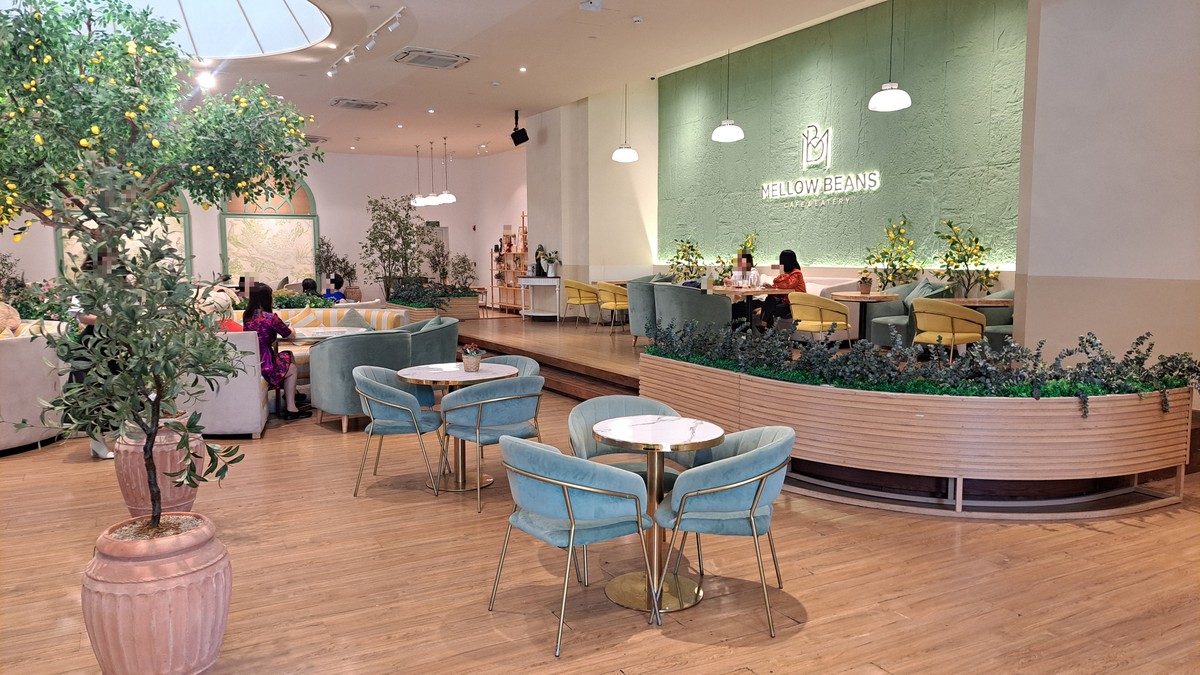セージグリーンの壁にMELLOW BEANSのロゴ