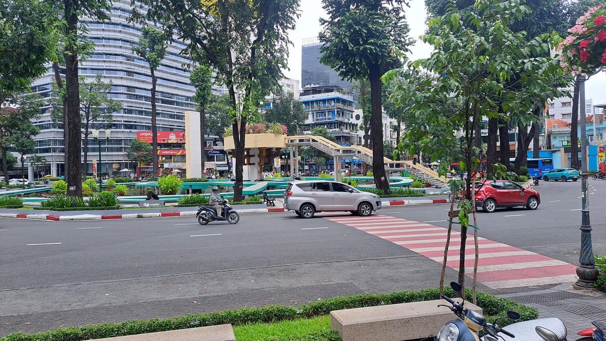 店の向かい側に広がる亀の池(Hồ Con Rùa)