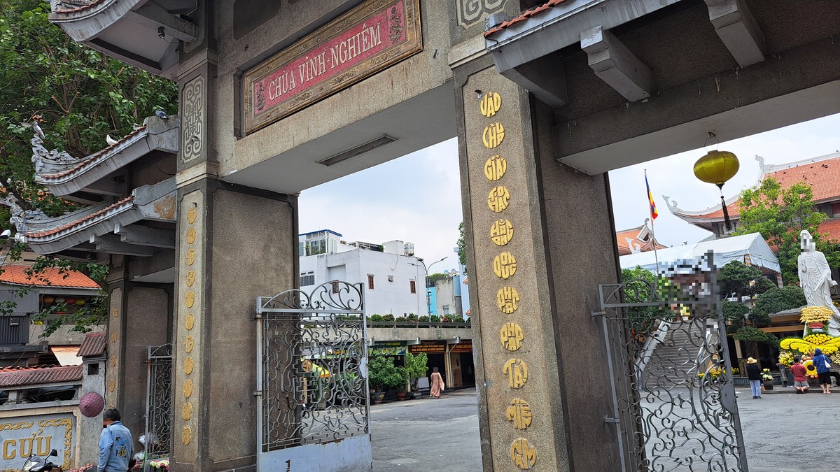 ヴィンギエム寺の山門とCHUA VINH NGHIEMの看板
