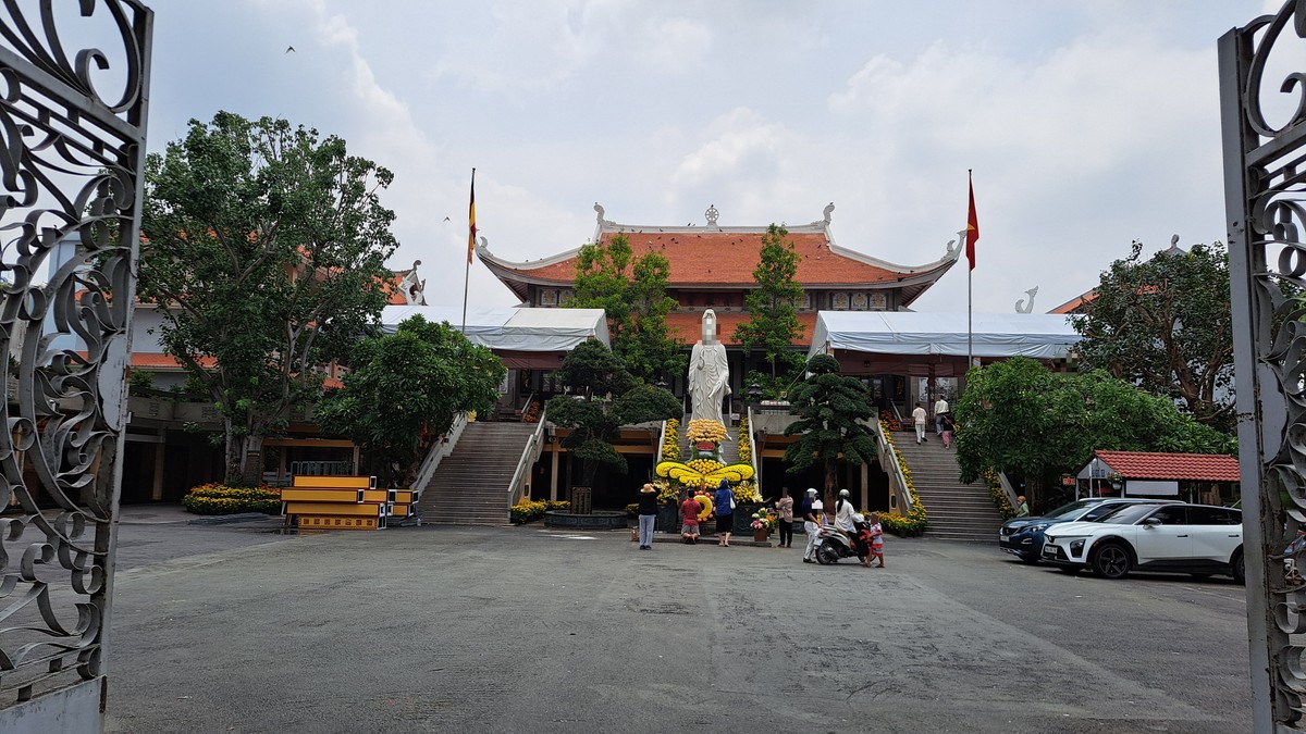 ヴィンギエム寺の本堂前と観音像