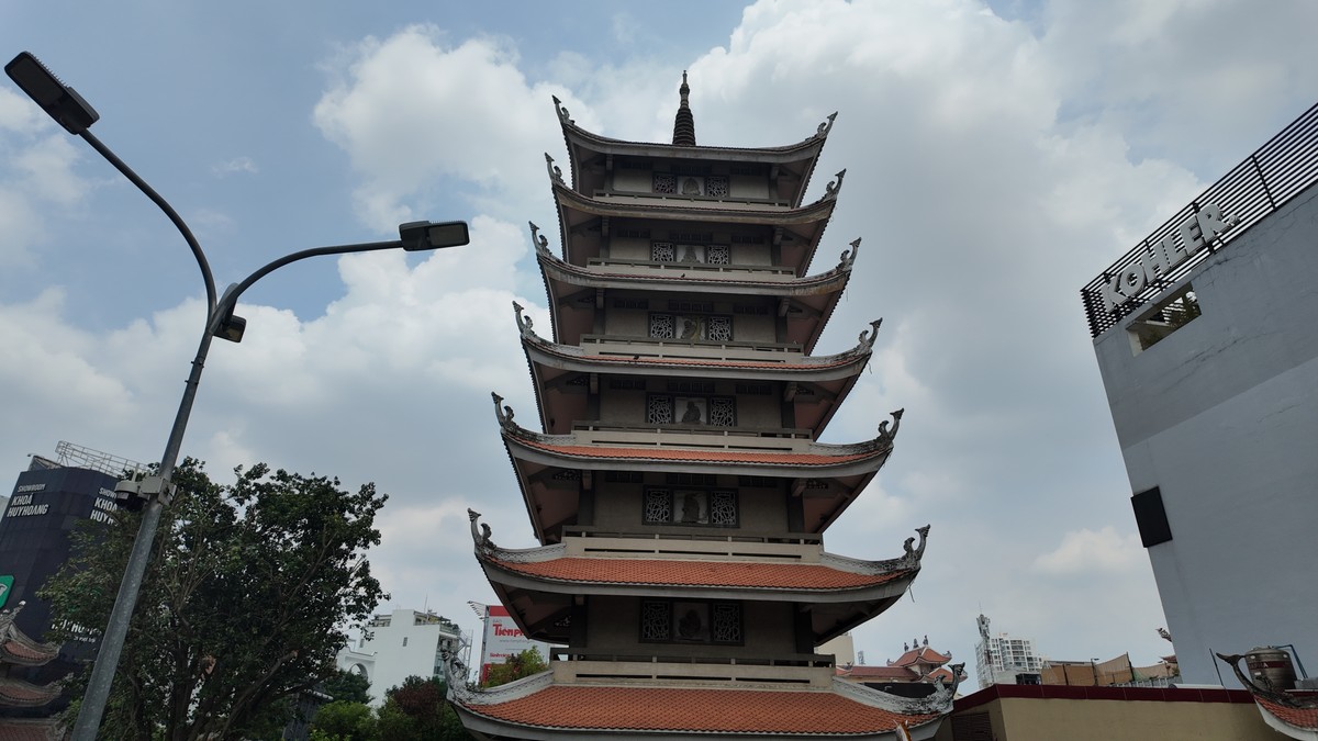 ヴィンギエム寺の七重塔を見上げた様子