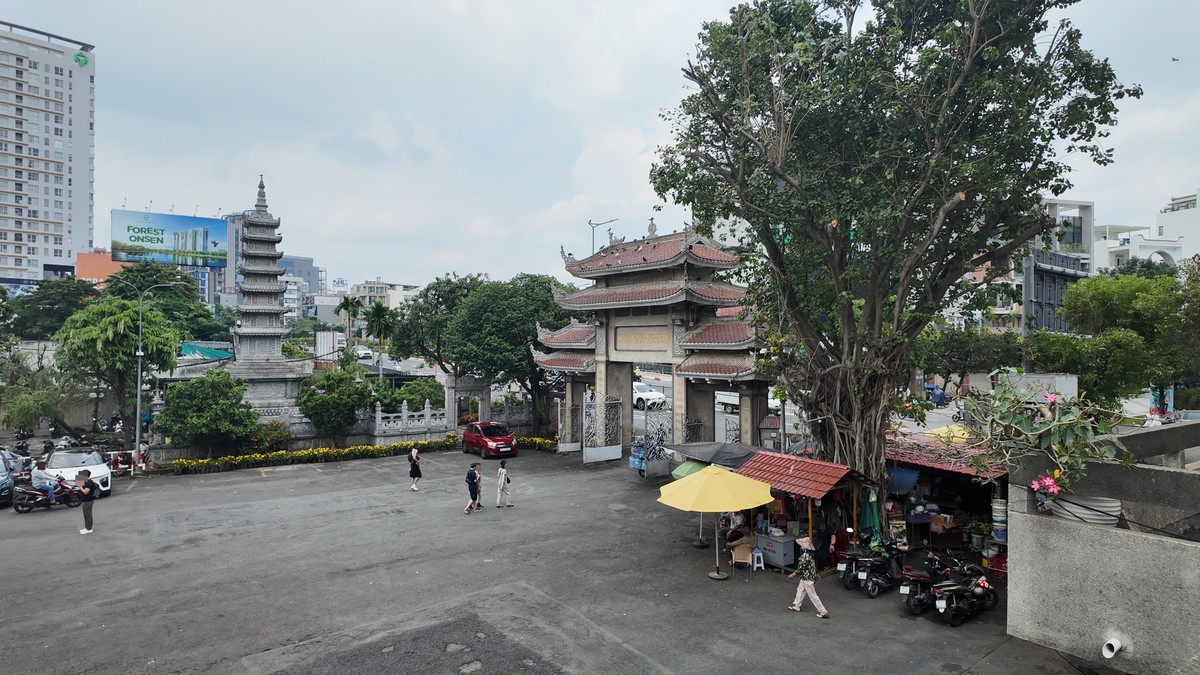 ヴィンギエム寺の山門と通り側から見た七重塔