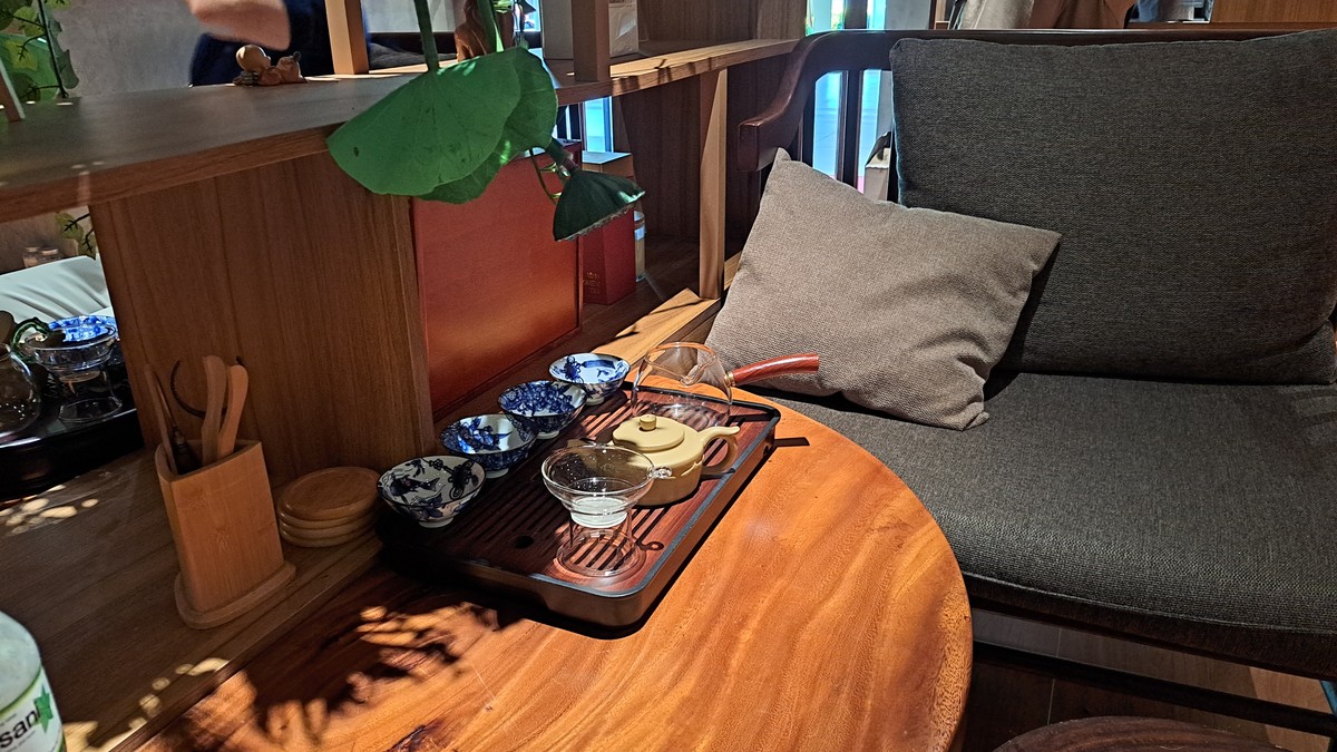 ヴィンギエム寺併設カフェの茶器セット