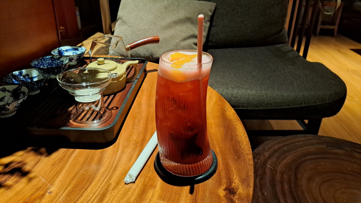 ヴィンギエム寺併設カフェのドリンクと茶器