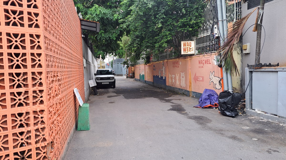 オレンジのブロック塀が続く路地のルート