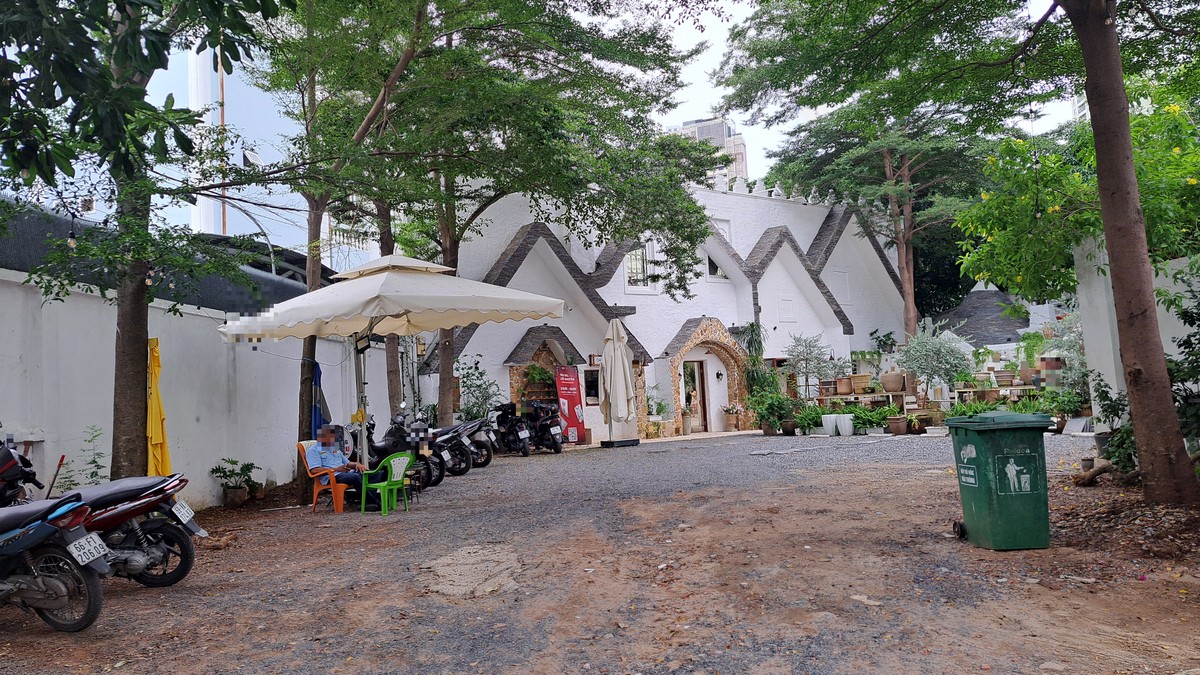 白いギザギザ屋根のDalaland Coffee外観と中庭入口