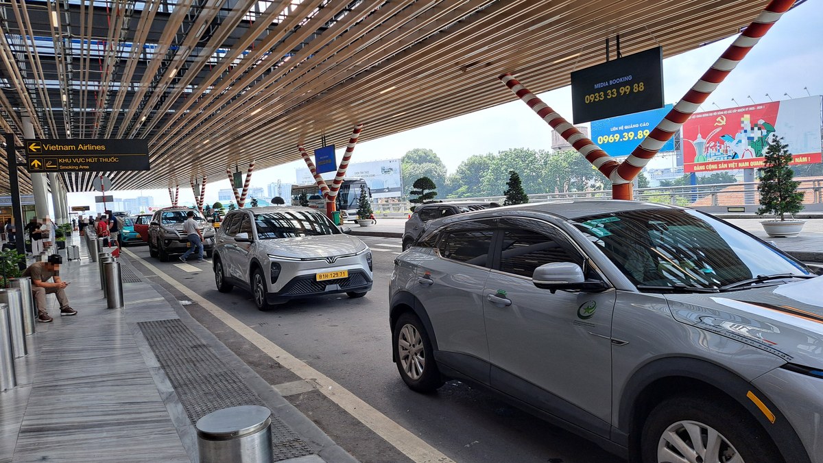 ターミナル3車寄せのVietnam Airlines案内看板