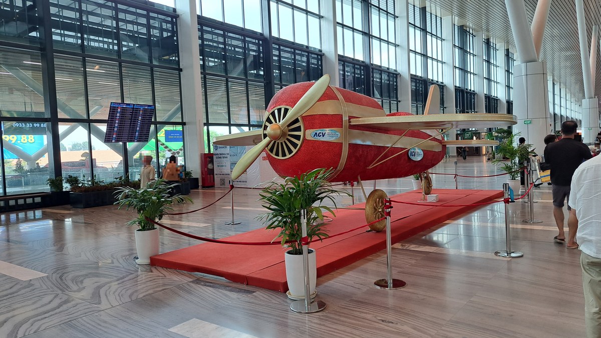 ターミナル3館内のACVプロペラ機ディスプレイ