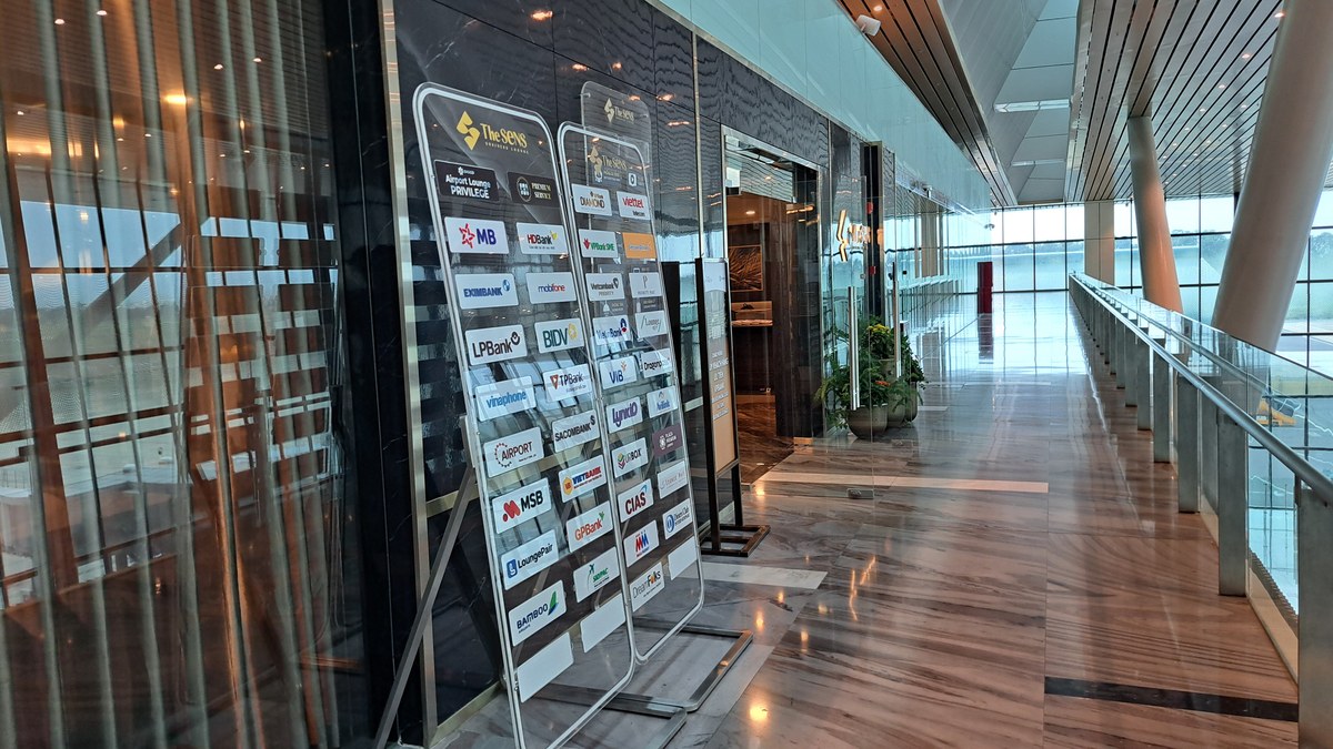 The SENS Business Loungeの外観と提携案内板