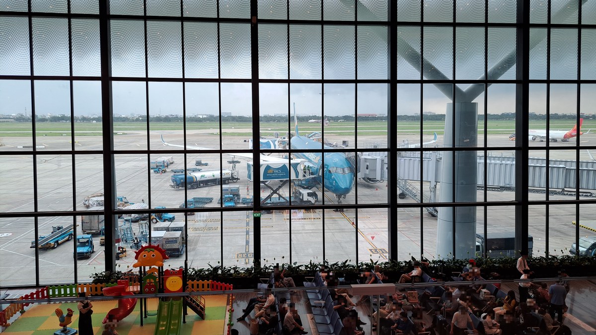 ゲートエリアから見たVietnam Airlines機とキッズスペース
