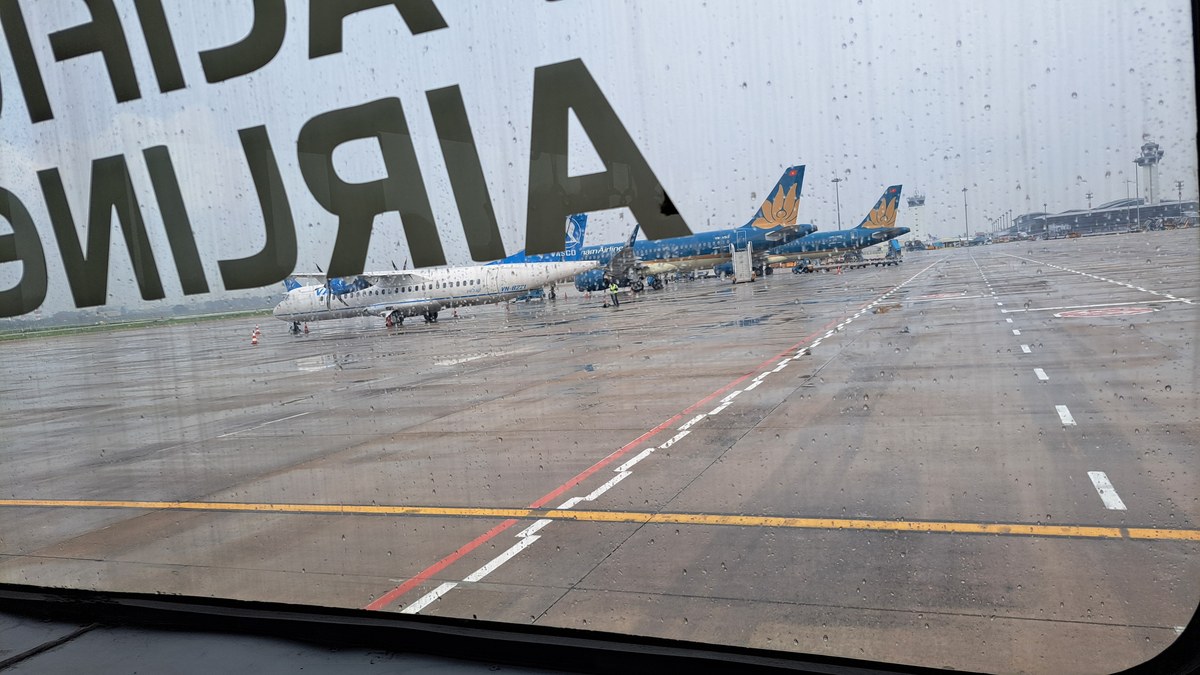 駐機場のVASCOとVietnam Airlinesの機体