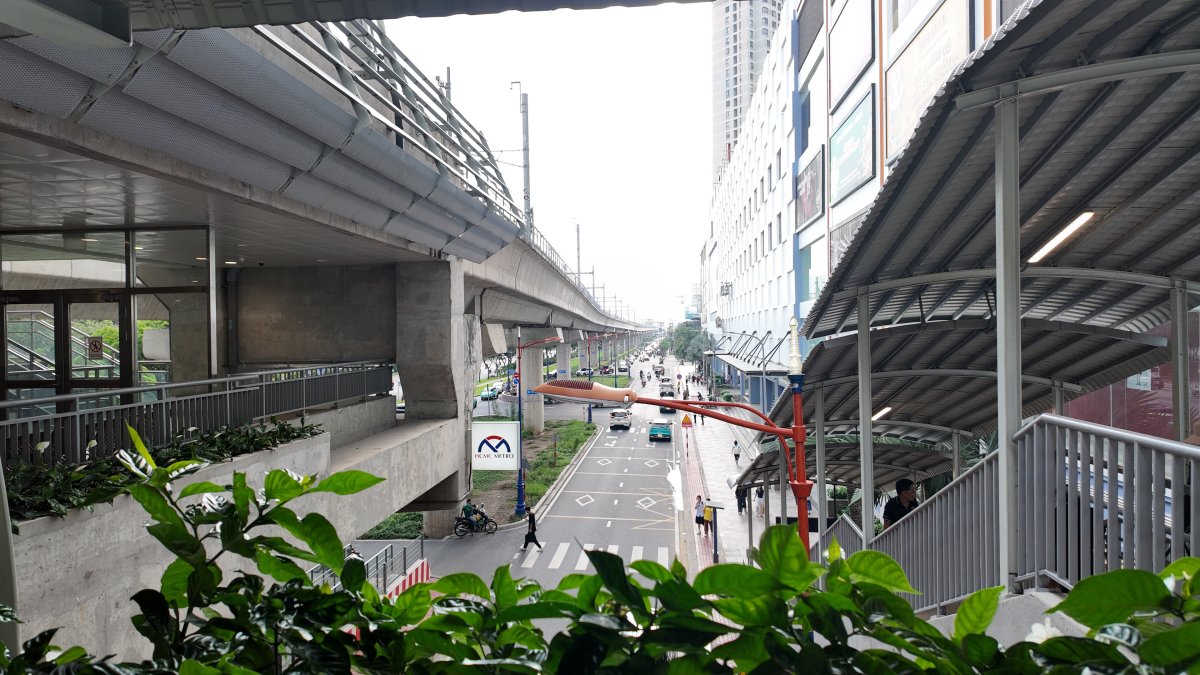 An Phú 駅から望む駅前