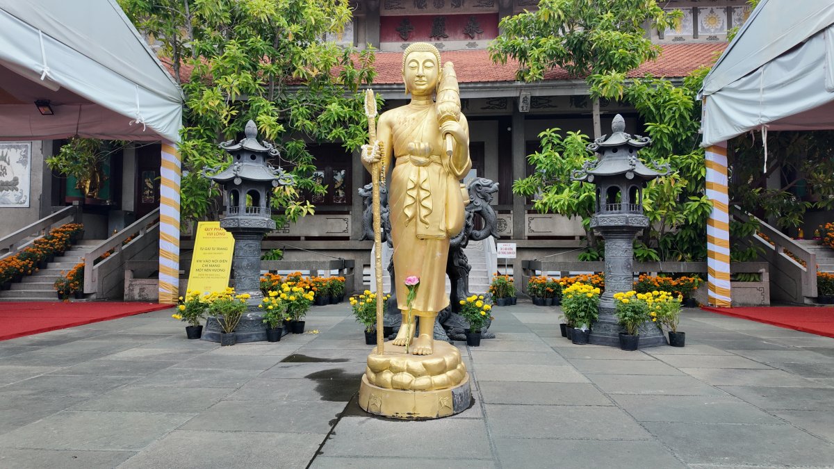 ヴィンギエム寺の金箔像と永厳寺の扁額