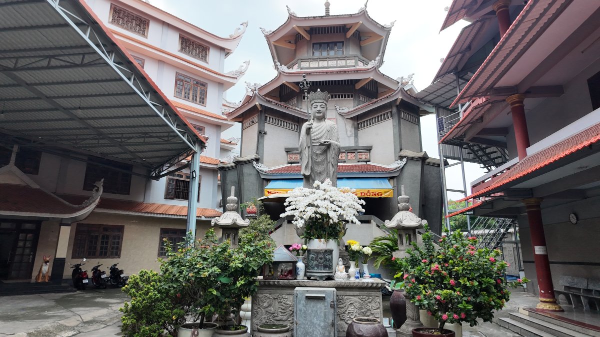 ヴィンギエム寺の中庭にある地蔵菩薩像