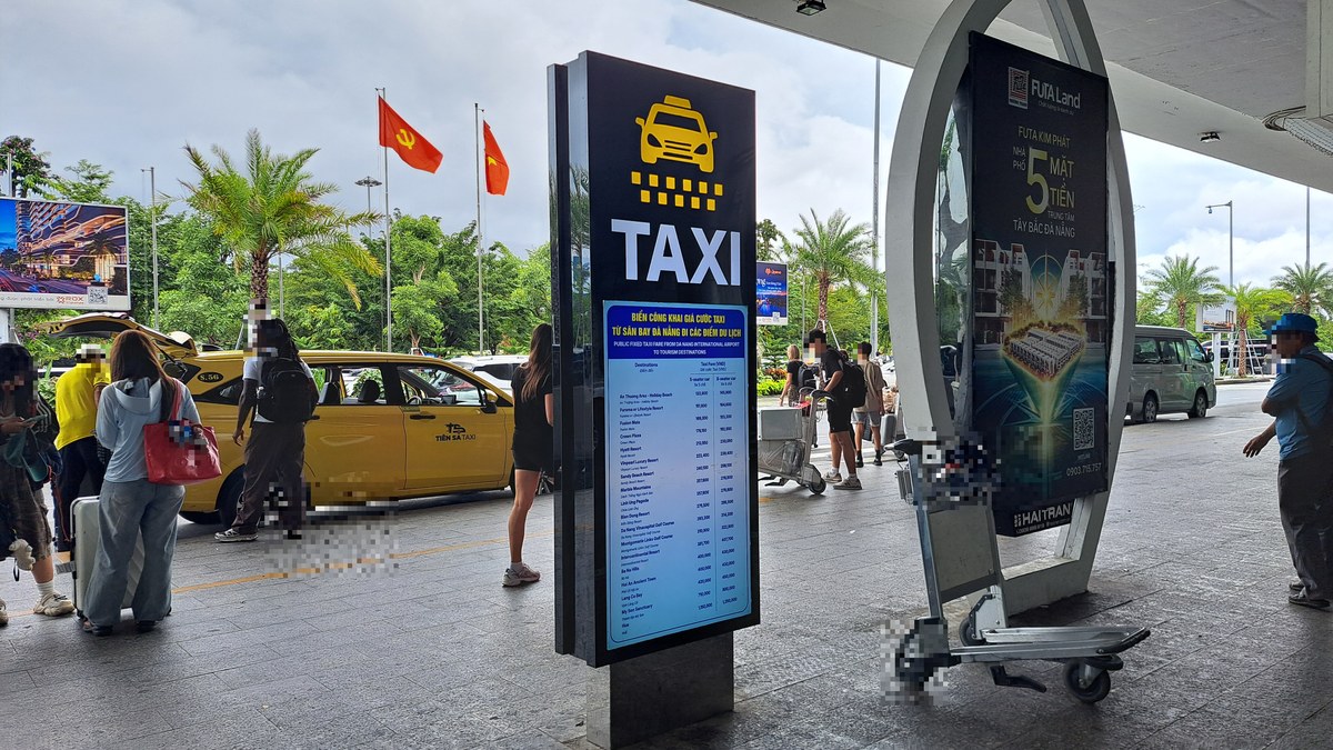国内線出口の黄色いタクシーとTAXI料金案内板