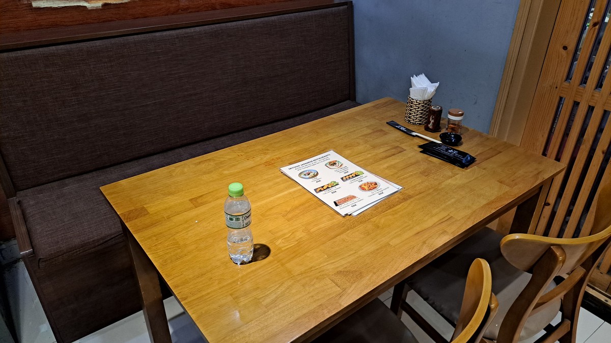三好のテーブル席と店内の様子