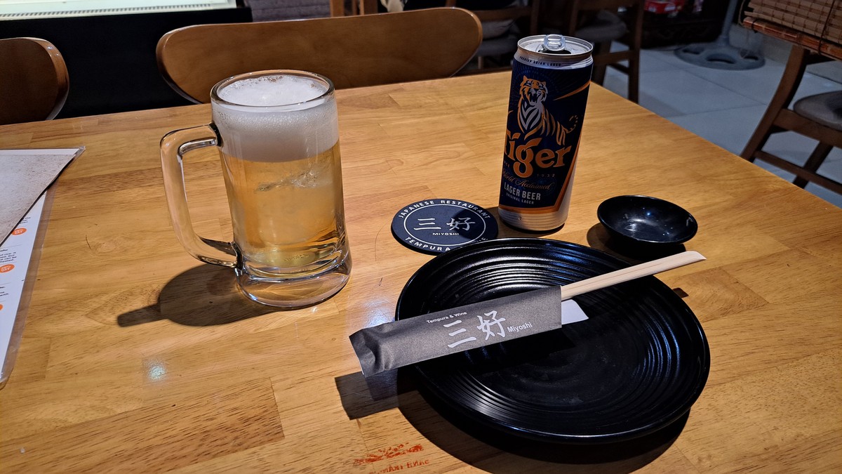 三好のテーブルセッティングとTigerビール