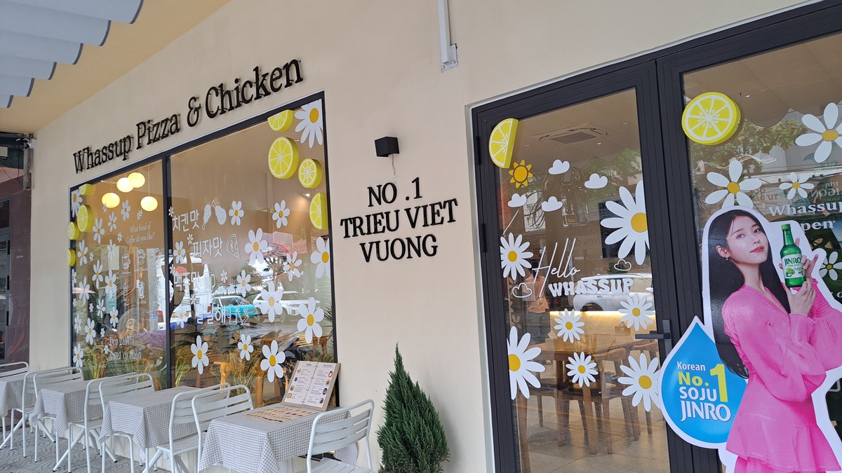 Whassup Pizza & Chickenの外観と看板（NO.1 TRIEU VIET VUONG）