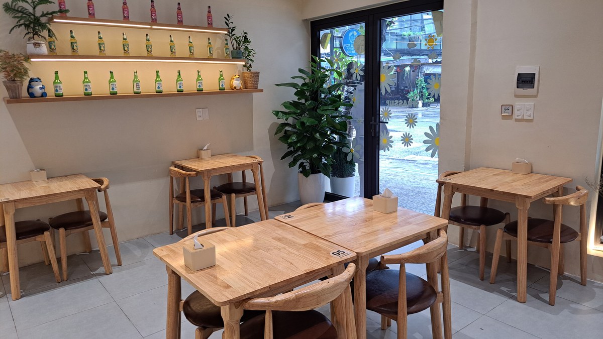 店内に並ぶソジュのボトル棚