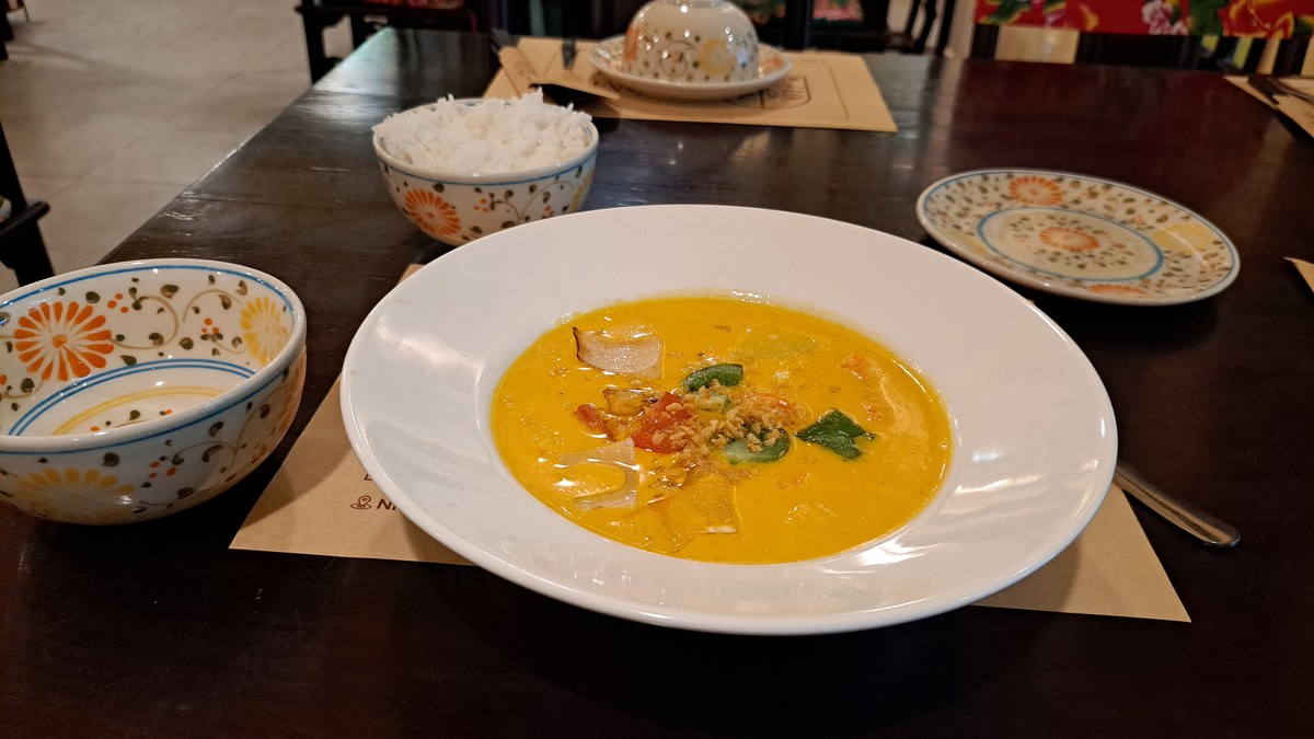 Xóm Mới Gardenのエビカレーとごはん