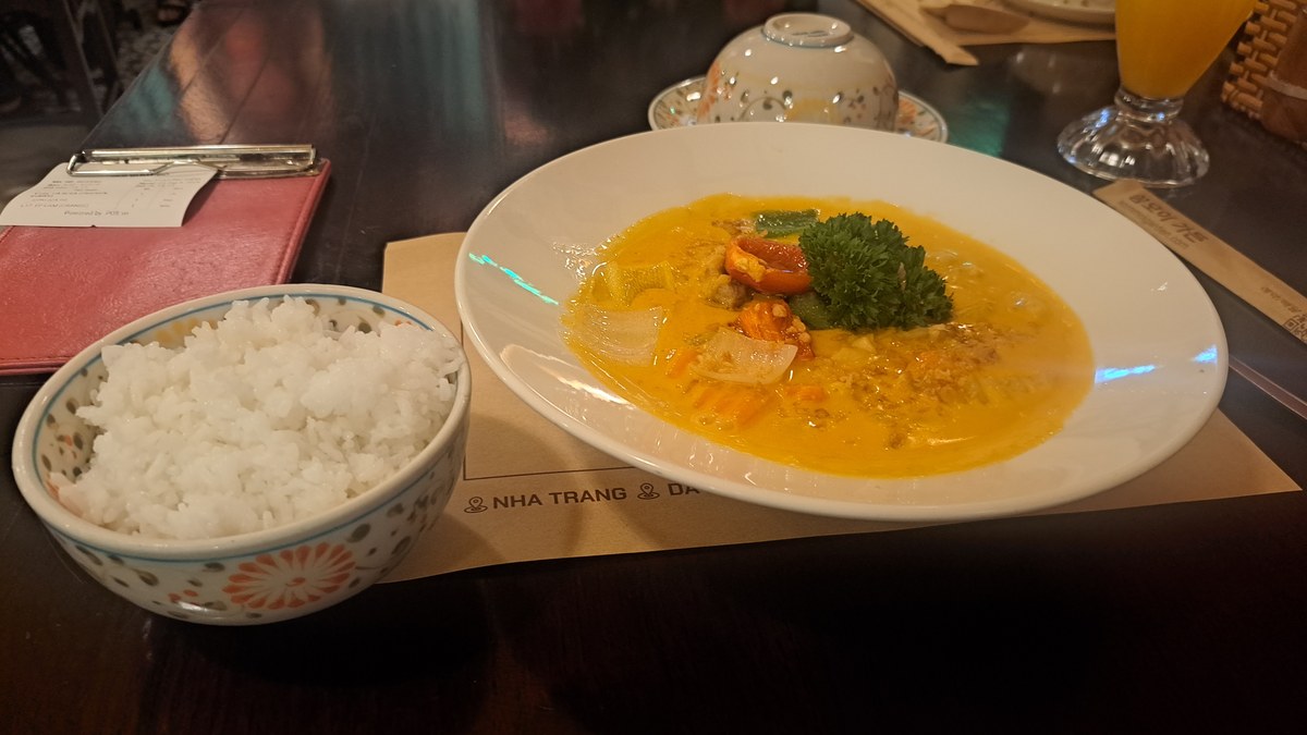 Xóm Mới Gardenのベジタブルカレーとごはん
