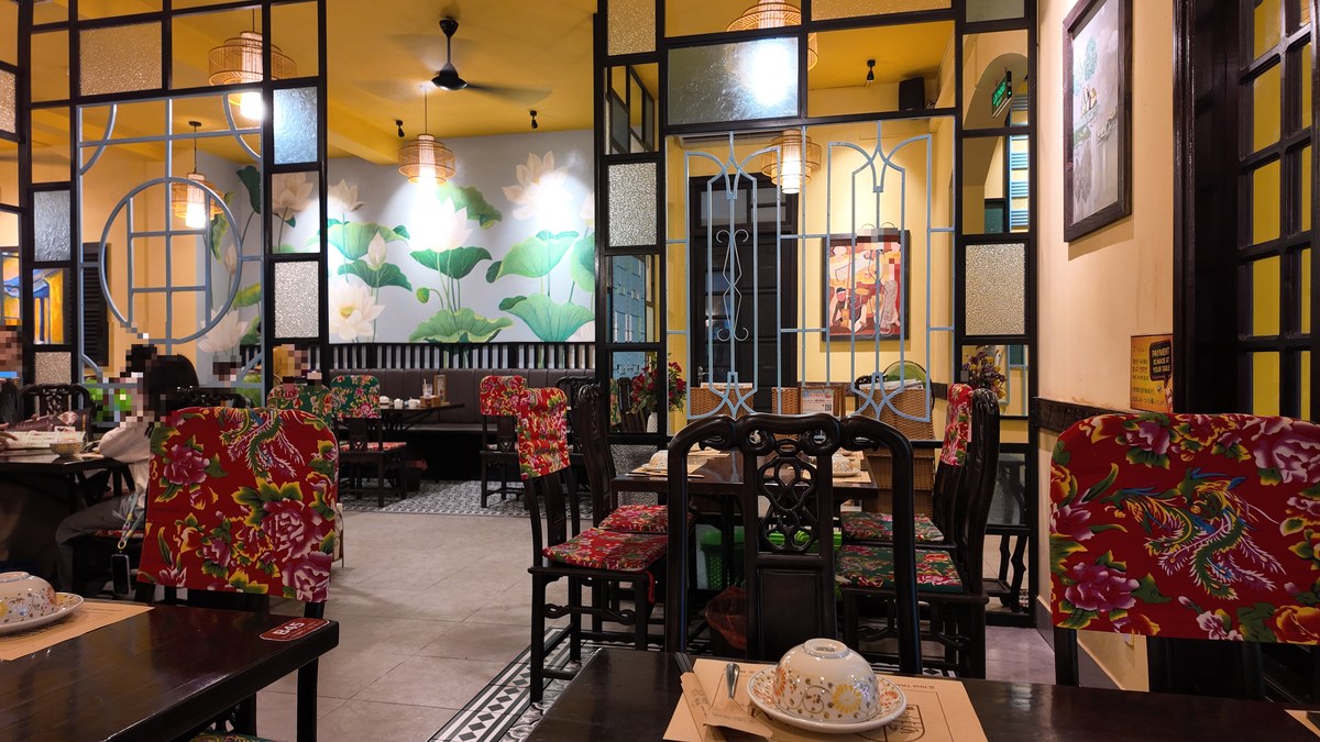 Xóm Mới Gardenの店内テーブル席