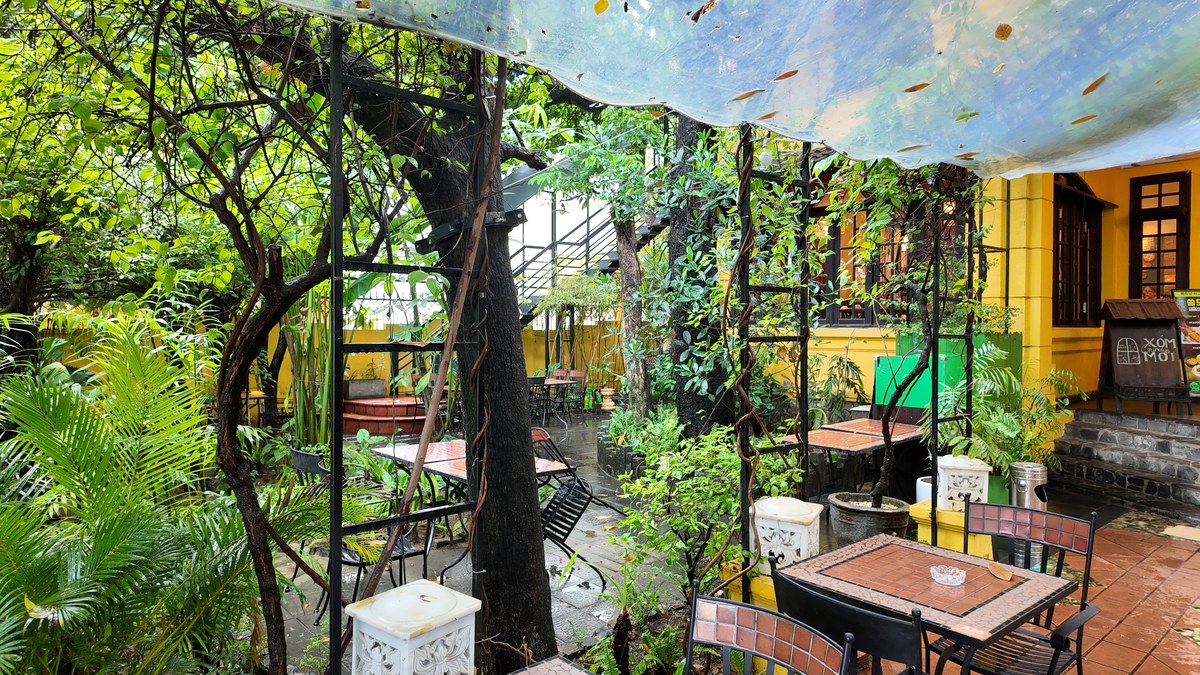 Xóm Mới Gardenの庭テラス席