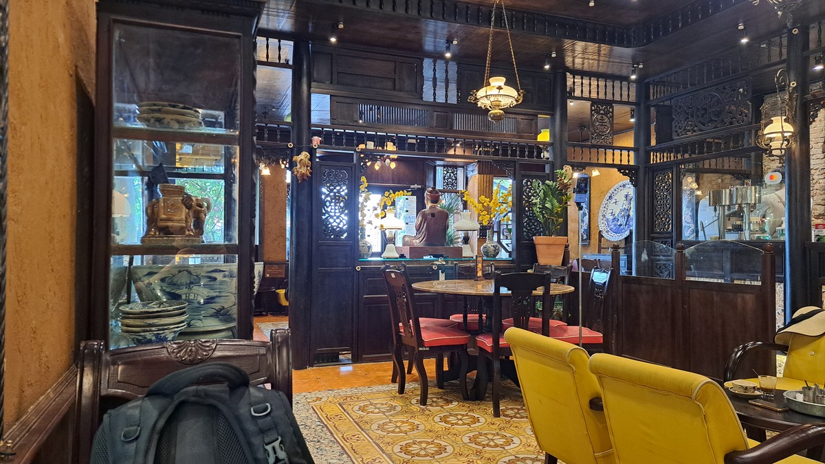 Cà Phê Trứng 3Tの古洋館風の店内(黄色いアームチェア)