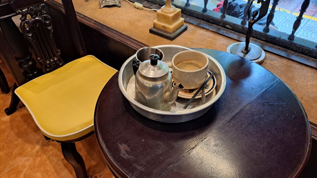 テーブルに並ぶコーヒーとポット