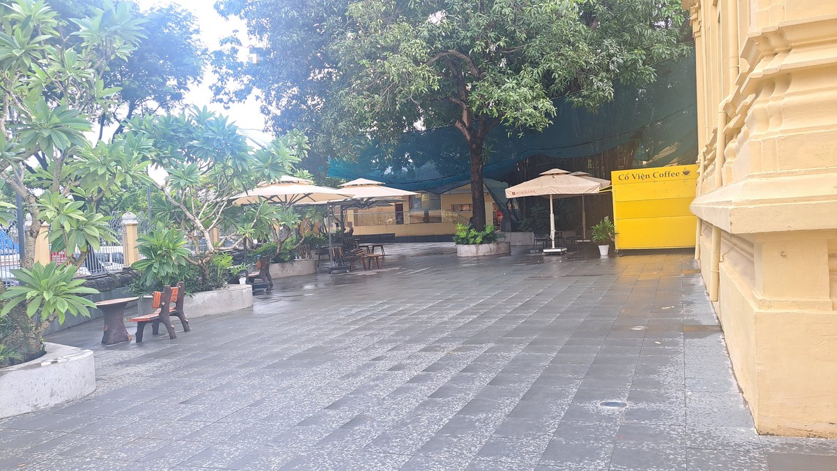 中庭のCổ Viện Coffeeの屋外席