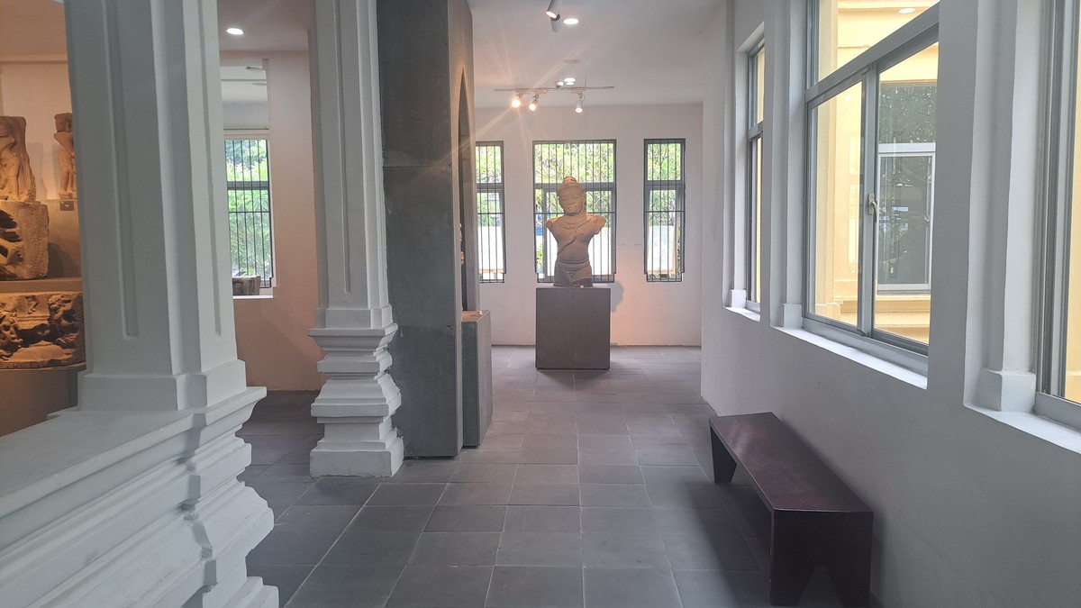 チャム彫刻博物館の明るい展示回廊